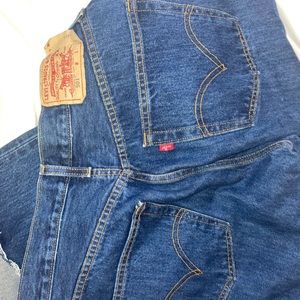 Women Levi’s. Mid rise. Straight leg